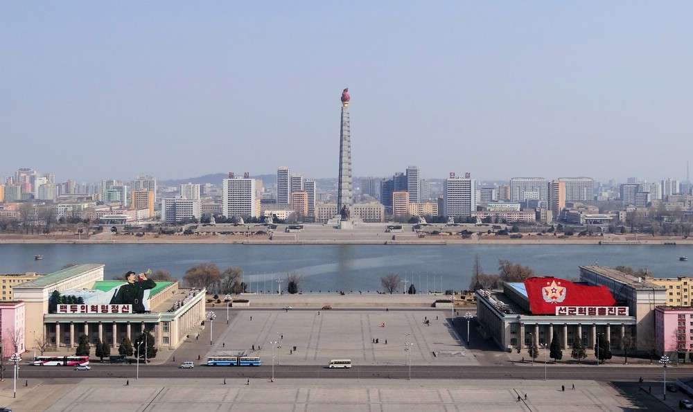 Photos of Kim Il-sung Square and Juche Tower - Bilde av paradeplass i ...