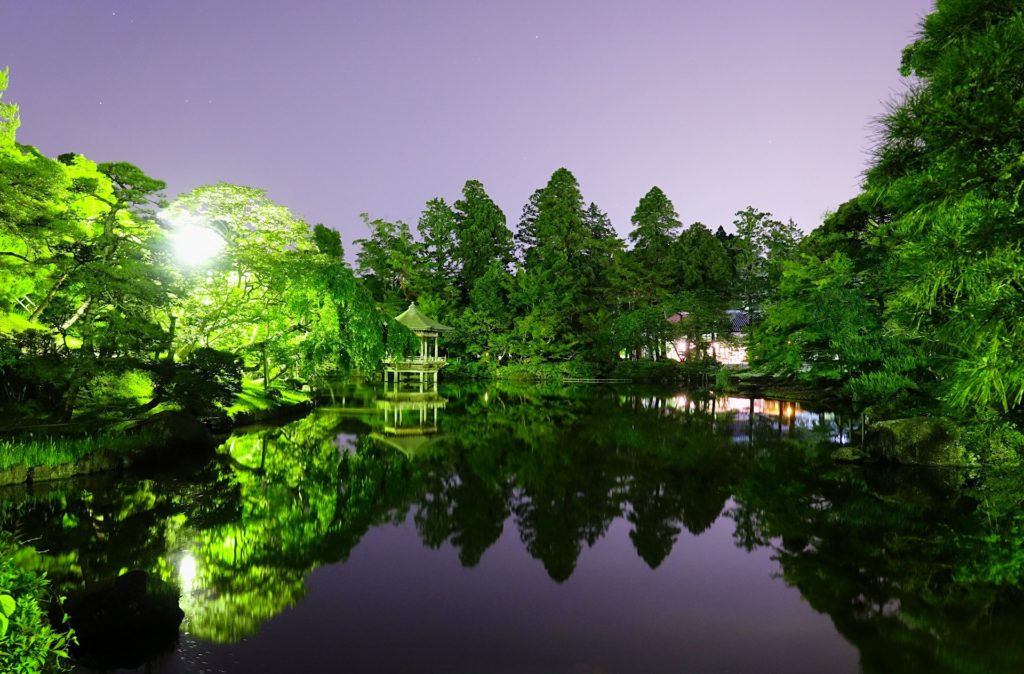 Night scene from the small lake in Naritasan Park.