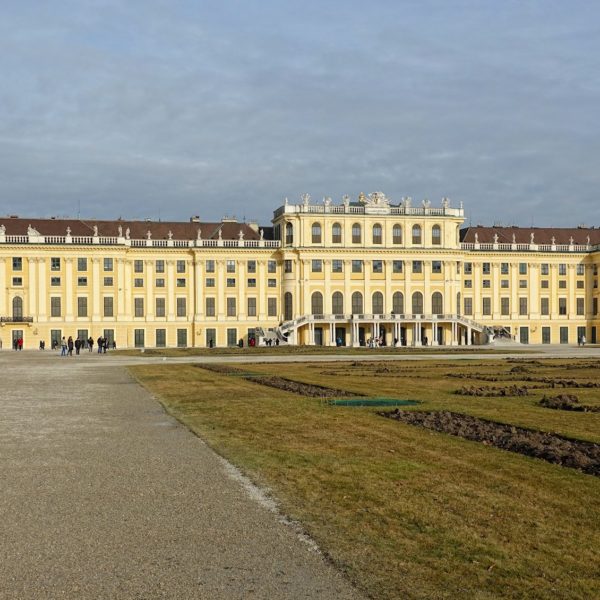 Photo of Schloss Schönbrunn seen from the south-west.