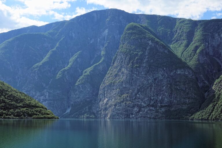 Photo of mountains in Øvre Årdal, Norway.