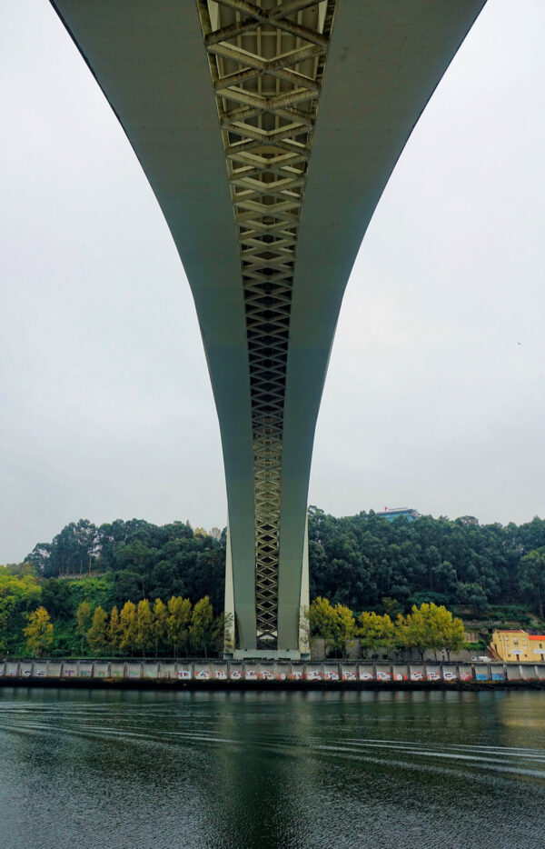 Photo of Arrabida bridge that looks like a big zipper.