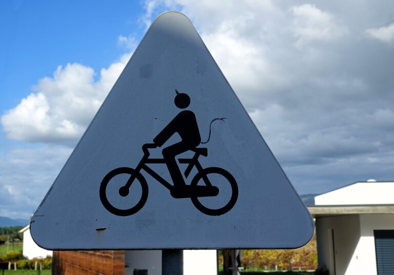 Photo of evil bicyclist sign on the Caminho Portugues.