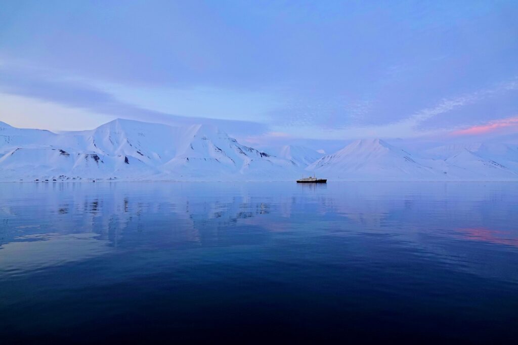 Photo of a calm day with noe waves on Adventfjorden