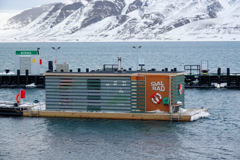 Photo of the floating sauna Svalbad in Longyearbyen, Norway