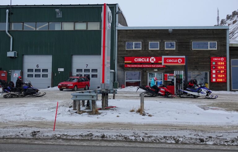 Photo of queue at the world's northernmost fuel station.